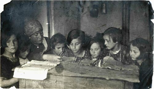 <p>Une femme enseigne à des élèves dans un <em><u>h</u>éder </em>pour filles. Łaskarzew (Pologne), années 1920.</p>
<p><em>Archives du YIVO Institute for Jewish Research, New York.</em></p>
