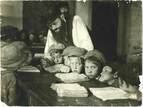 <p>Garçons à l’étude au <em><u>h</u>éder</em>. L’enseignant utilise un pointeur en bois pour leur enseigner l’alphabet hébreu. Lublin (Pologne), 1924.</p>
<p><em>Archives du YIVO Institute for Jewish Research, New York.</em></p>