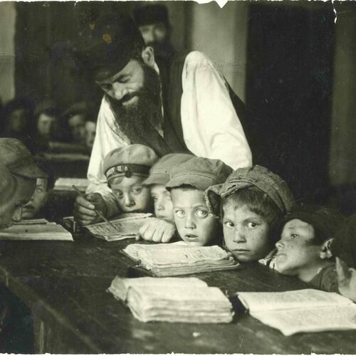 <p>Garçons à l’étude au <em><u>h</u>éder</em>. L’enseignant utilise un pointeur en bois pour leur enseigner l’alphabet hébreu. Lublin (Pologne), 1924.</p>
<p><em>Archives du YIVO Institute for Jewish Research, New York.</em></p>