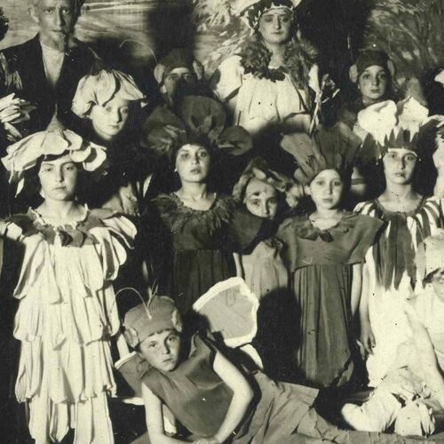 PO 188 1919 children from folkshul in costume for a play