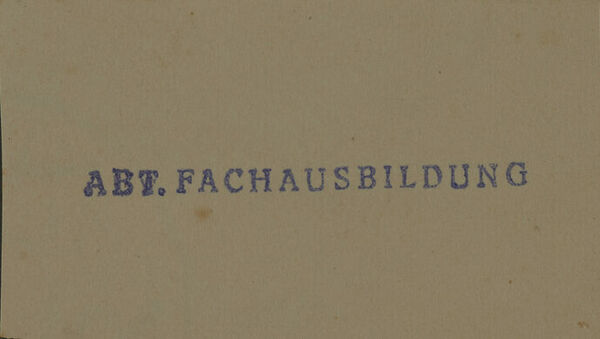 Billet de papier jauni avec des mots tapuscrits en allemand.