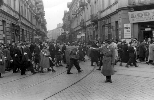 <p>Un policier juif dirige la circulation des piétons dans le ghetto de Varsovie (Pologne), 1941. </p>
<p><em>Archives photographiques de Yad Vashem, Jérusalem, 26BO7.</em></p>