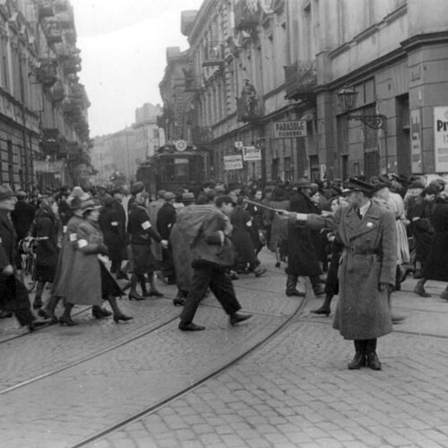 <p>Un policier juif dirige la circulation des piétons dans le ghetto de Varsovie (Pologne), 1941. </p>
<p><em>Archives photographiques de Yad Vashem, Jérusalem, 26BO7.</em></p>