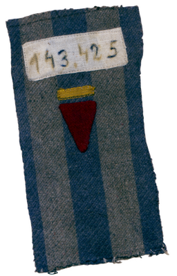 Carré d’étoffe striée de bleu sur lequel on a cousu une bande blanche avec les chiffres « 143 425 », un bout de ruban jaune et un rectangle rouge.