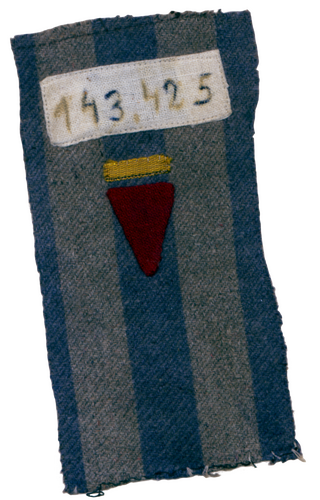 Carré d’étoffe striée de bleu sur lequel on a cousu une bande blanche avec les chiffres « 143 425 », un bout de ruban jaune et un rectangle rouge.