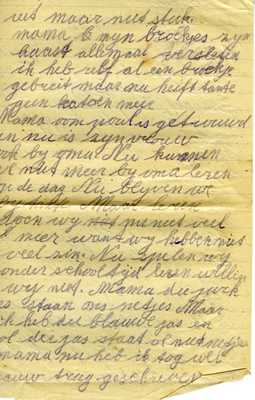 A yellow lined paper with Dutch writing on it.