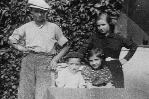 Zsuzsanna à l’âge de 10 ans (troisième en partant de la gauche) avec ses frères Endre (tout à gauche) et Tibor, et sa grande sœur Klara. Tornyospálca, vers 1935.