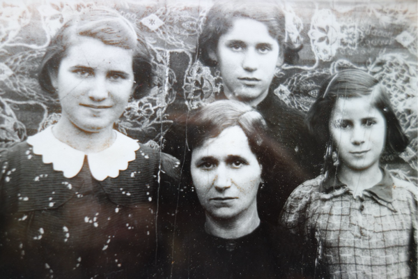 Helen (left) with her mother, Neli, and her sisters Cipora (back, centre) and Ilona (right). Tasov, Czechoslovakia, 1935.