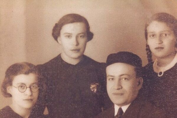 Paula (Pola), far right, and her siblings Rivcha, Toiba and Alter. Lodz, Poland, 1939.