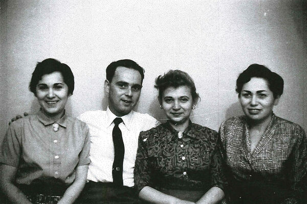 Sophie with her siblings. Left to right: Sophie, Schymek, Bronia and Janet. Toronto, 1959.