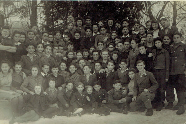 Irving (standing in the third row, second from the right, beside the boy wearing the buttoned-up jacket) with a group of survivors in the Feldafing displaced persons camp after the war. Germany, circa 1946.