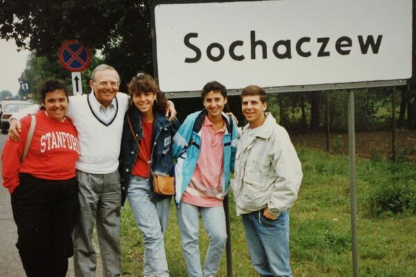 Andrew with four of his grandchildren at the entrance to Sochaczew. 1989. Courtesy of Crestwood Oral History Project.