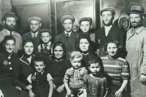 Peretz Weizman (standing, second from the right) with his family in the Lodz ghetto. Poland, 1942. Courtesy of the Jewish Heritage Centre of Western Canada.