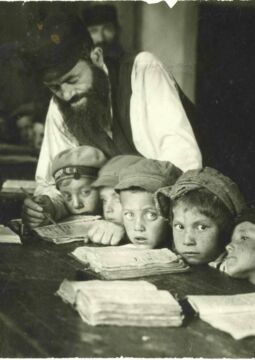 Garçons à l’étude au héder. L’enseignant utilise un pointeur en bois pour leur enseigner l’alphabet hébreu. Lublin (Pologne), 1924.
Archives du YIVO Institute for Jewish Research, New York.