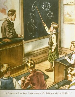 Illustration en couleur. Sous le regard attentif d’un enseignant et de ses camarades, un élève tend un pointeur vers un six dessiné au tableau.