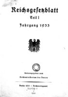 Page de présentation rédigée en allemand gothique où figurent un aigle noir et un tampon circulaire.
