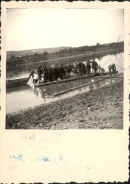 Des Juifs traversent le Dniestr sur un radeau pour rejoindre la Transnistrie. Moghilev-Podolski (aujourd’hui Mohyliv-Podilskyi, en Ukraine), 1942.
Archives photographiques de Yad Vashem, Jérusalem, 90DO8.