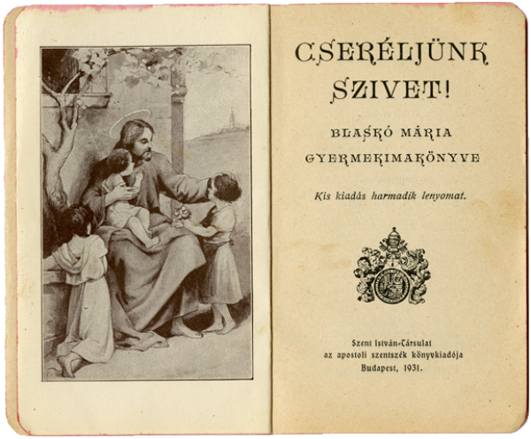 Premières pages défraîchies d’un livre ouvert. La page de gauche montre un homme assis, près d’enfants. Celle de droite, un titre en hongrois.
