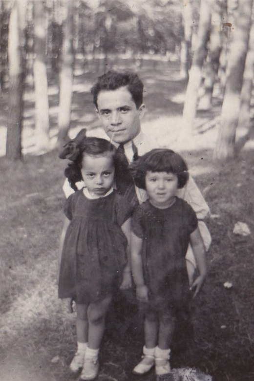 Bracha (right) and Chava with their father. Antwerp, 1933.